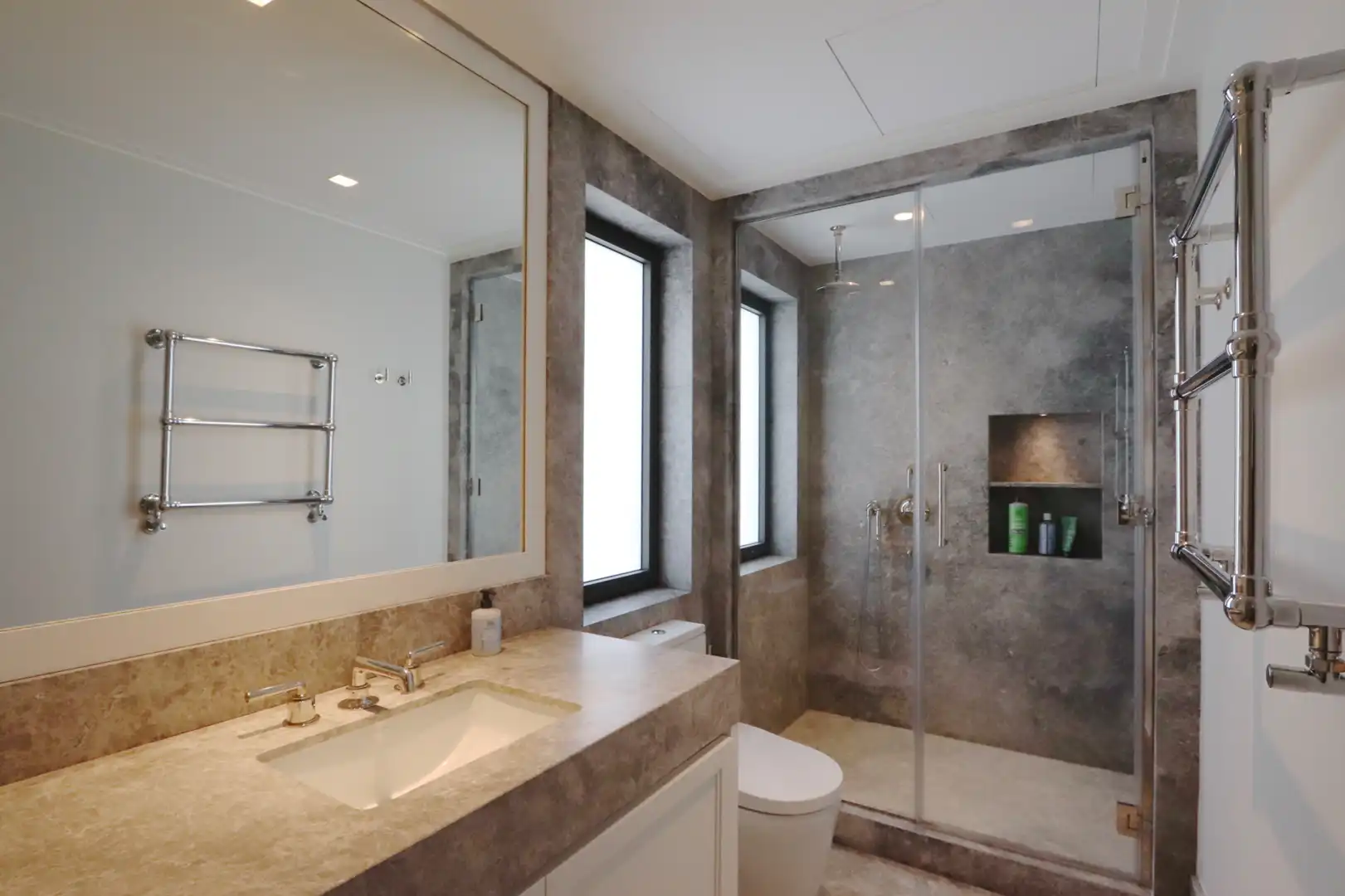Bathroom of Flat for sale in Madrid  with Air Conditioner, Heating and Parquet flooring