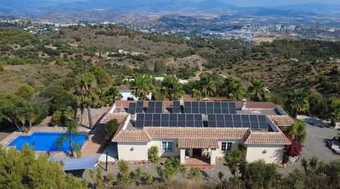 Casa de campo de una sola planta con piscina y vistas panorámicas impresionantes en Coín. REF F5441146