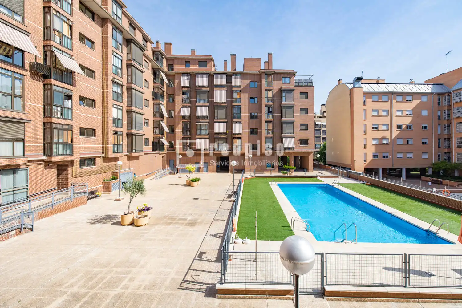 Piscina de Piso en venta en Madrid con Aire acondicionado, Calefacción y Jardín privado