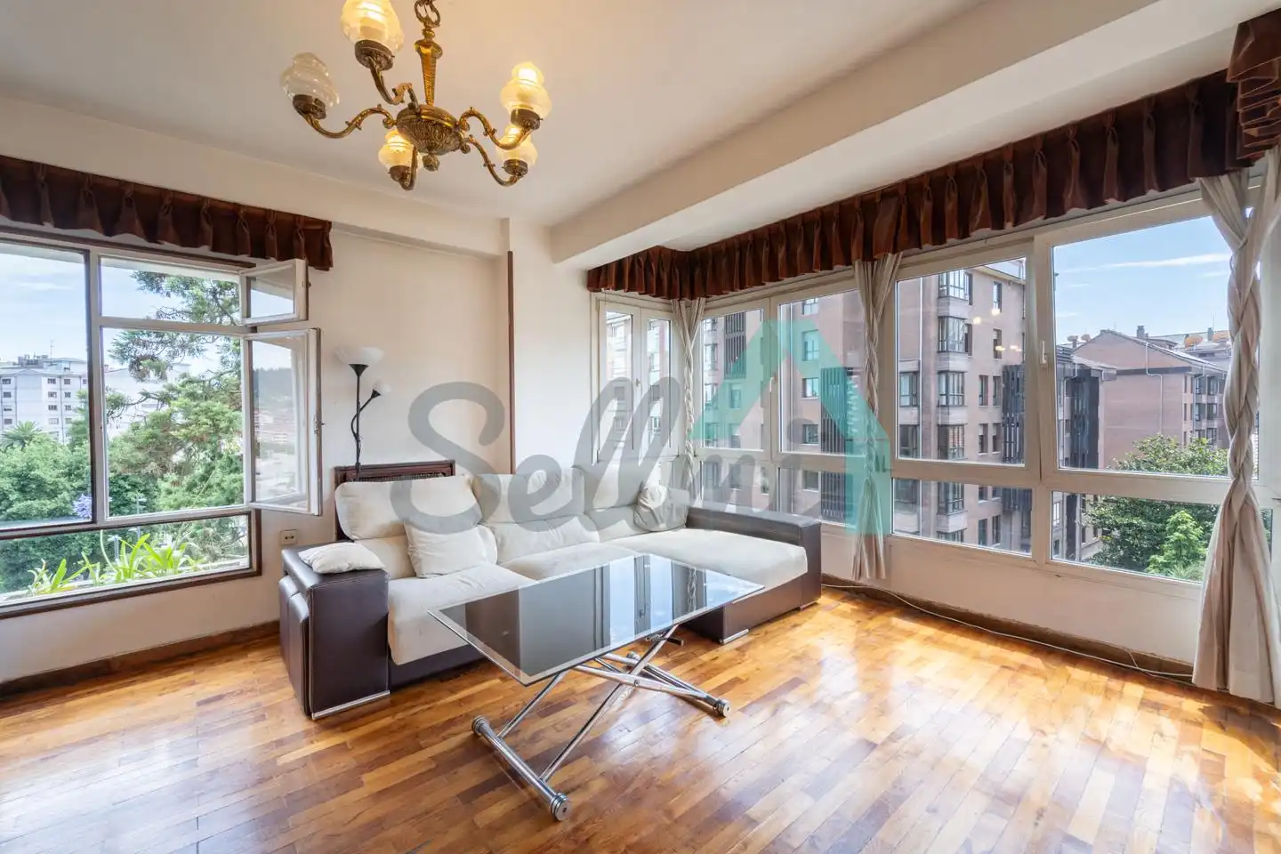 Sala de estar de Piso en venta en Oviedo  con Calefacción, Parquet y Terraza