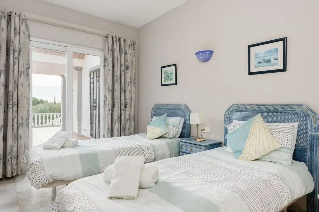 Dormitori de Casa o xalet en venda en Mijas amb Aire condicionat, Jardí privat i Terrassa