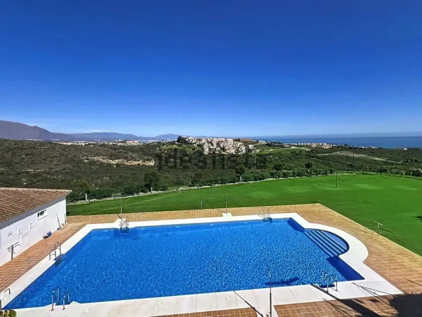Schwimmbecken von Wohnungen zum Verkauf in Manilva mit Klimaanlage, Terrasse und Abstellraum