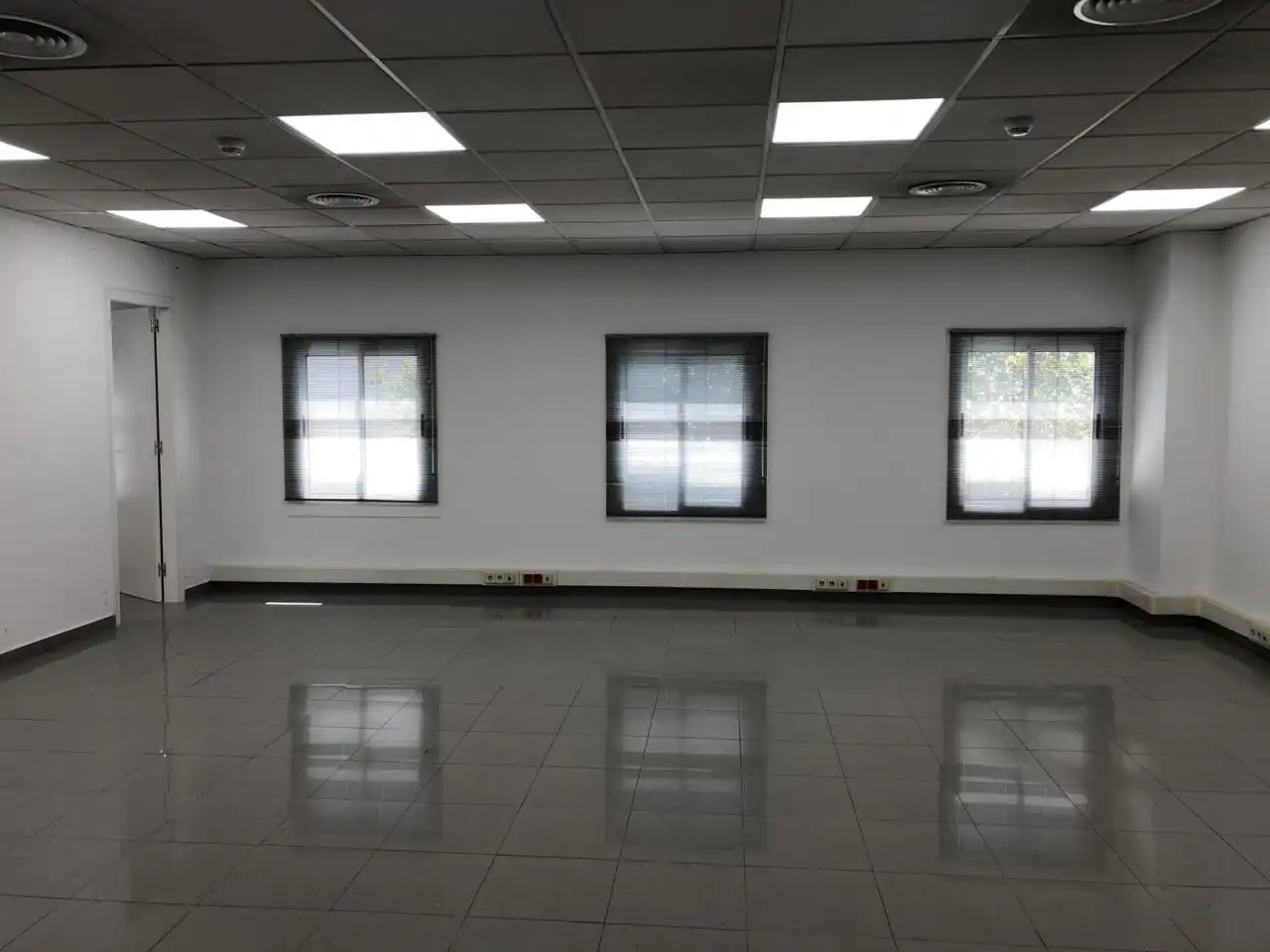 Nave industrial de alquiler en Barcelona con Calefacción y Alarma