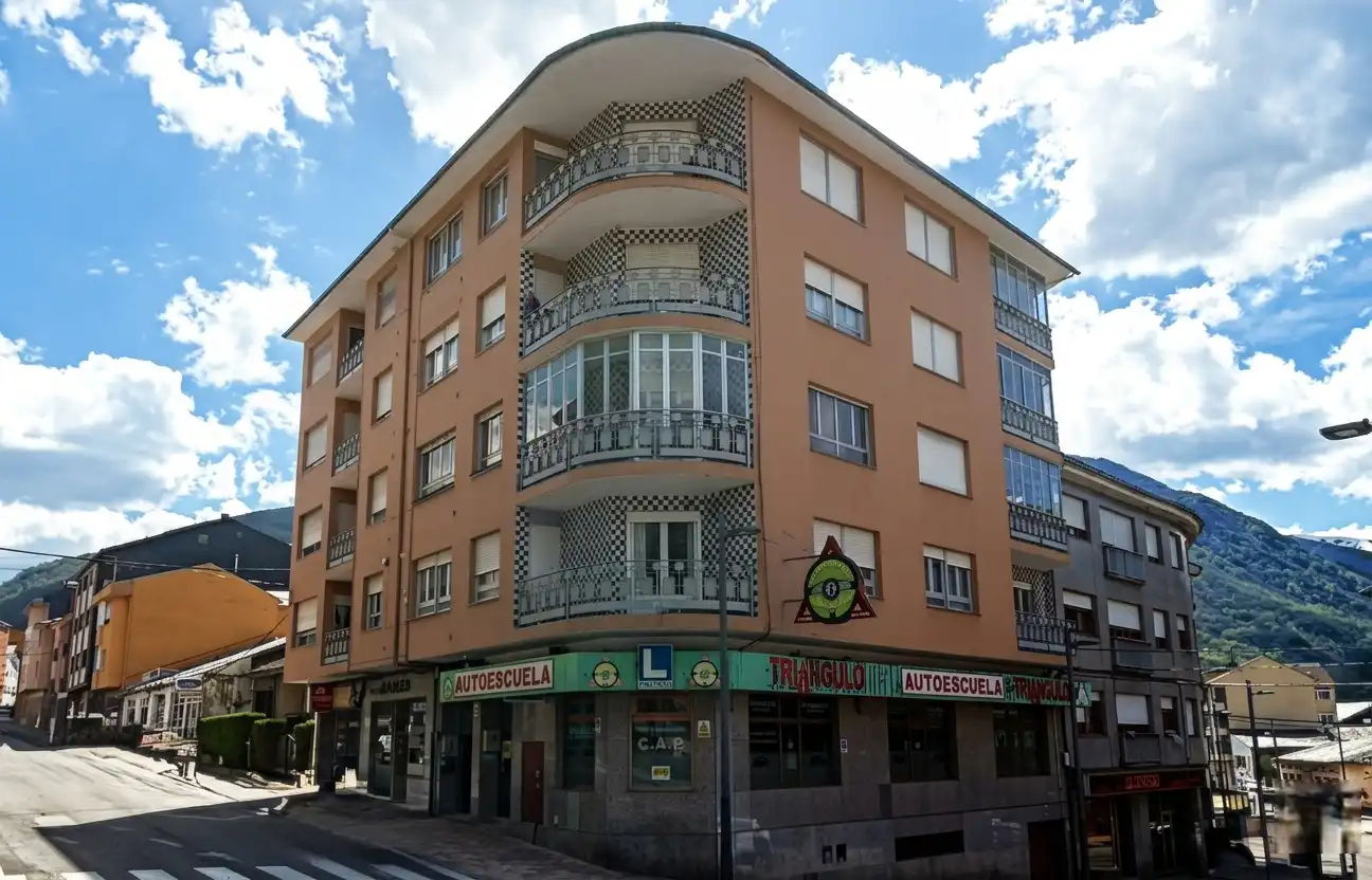 Vista exterior de Piso en venta en Villablino con Balcón y Alarma