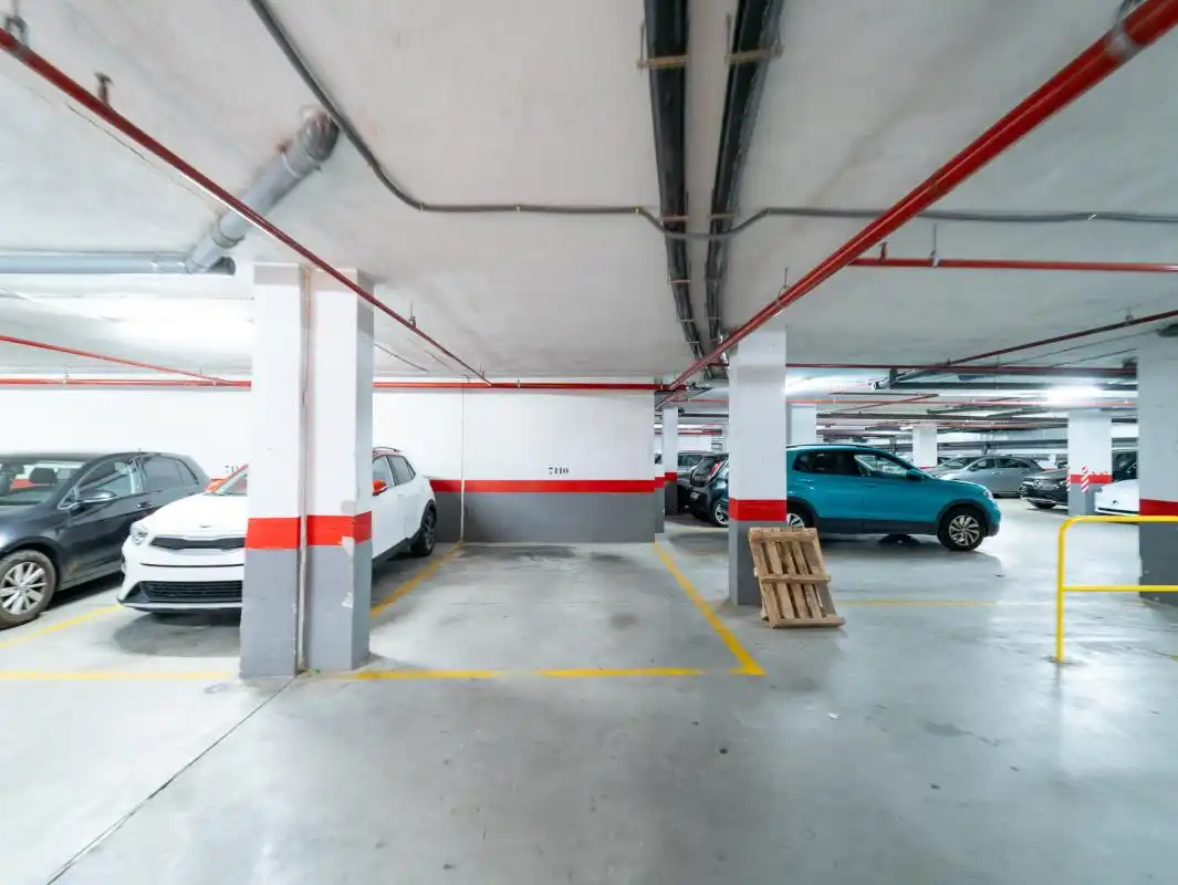 Aparcament de Planta baixa en venda en Marbella amb Aire condicionat, Calefacció i Jardí privat