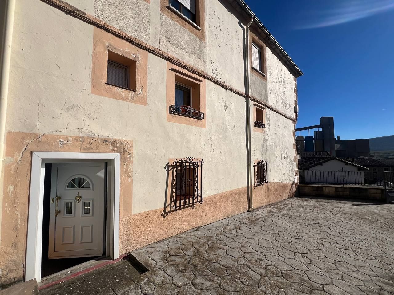 Vista exterior de Pis en venda en Valdeolea amb Moblat
