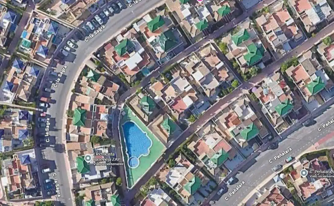 Vista exterior de Casa adosada en venda en Torrevieja amb Aire condicionat, Calefacció i Jardí privat