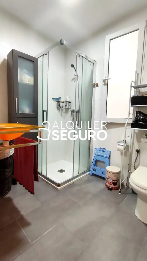 Bany de Pis de lloguer en Valencia amb Aire condicionat, Terrassa i Moblat
