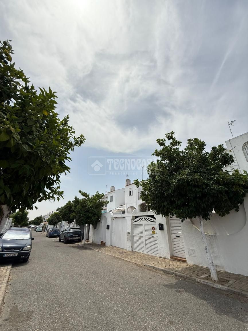 Exterior view of Single-family semi-detached for sale in Mairena del Aljarafe  with Air Conditioner, Terrace and Community pool