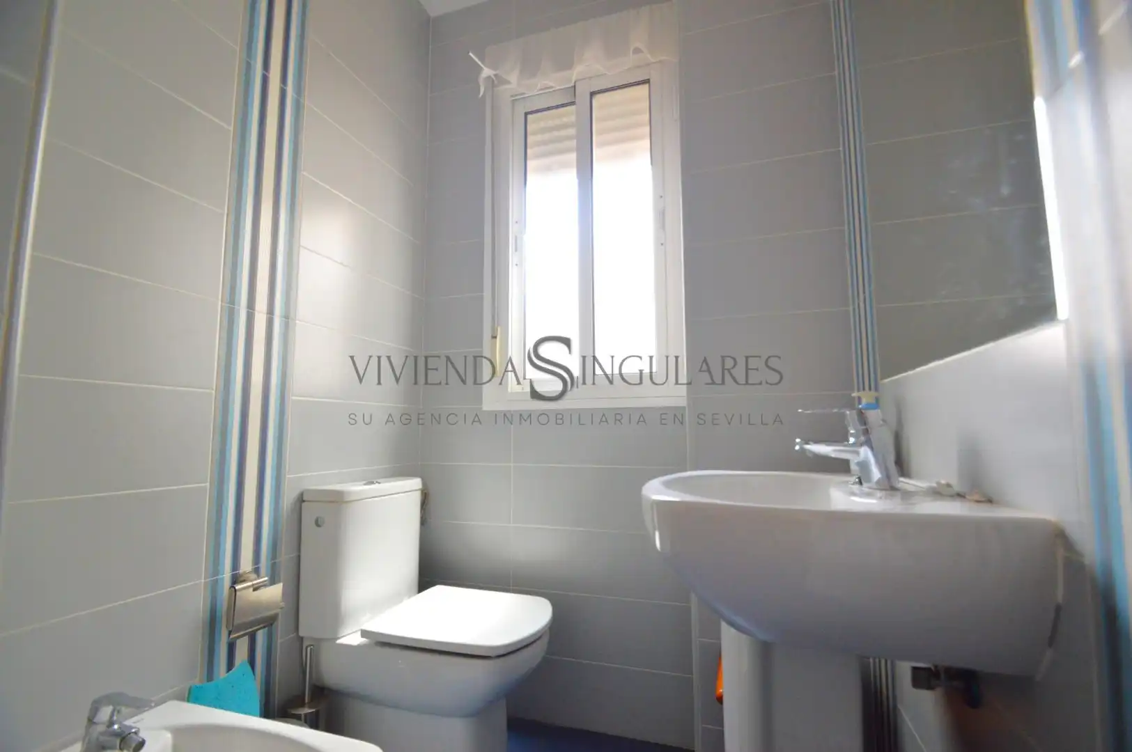 Bathroom of Flat for sale in Sevilla  with Air Conditioner, Terrace and Storage room
