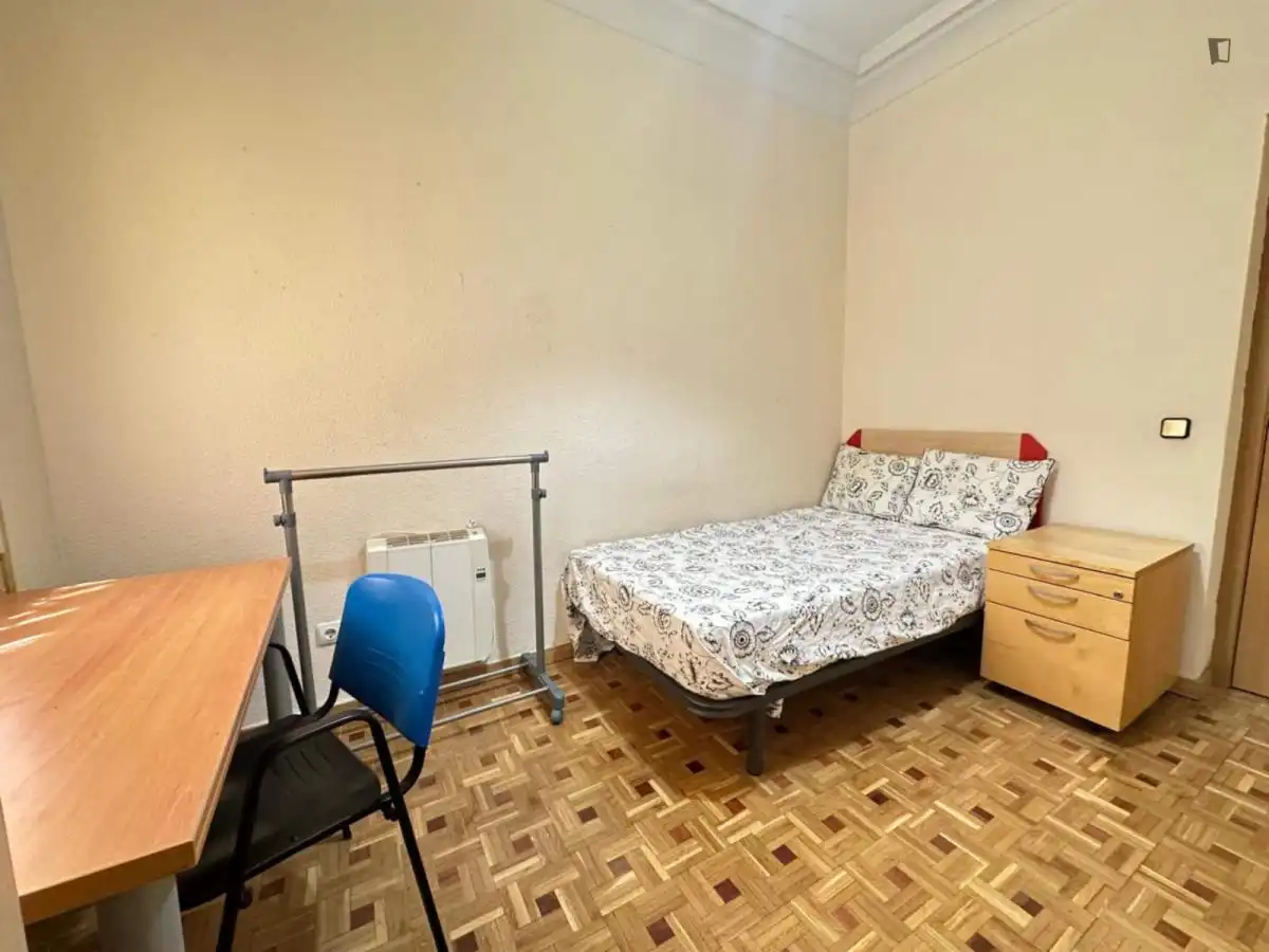 Dormitori de Apartament per a compartir en Madrid amb Moblat, Forn i Rentadora