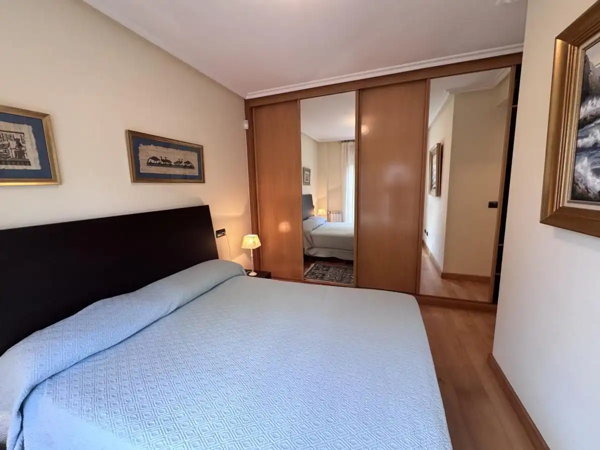 Schlafzimmer von Wohnung zum Verkauf in Llanes mit Heizung, Privatgarten und Terrasse