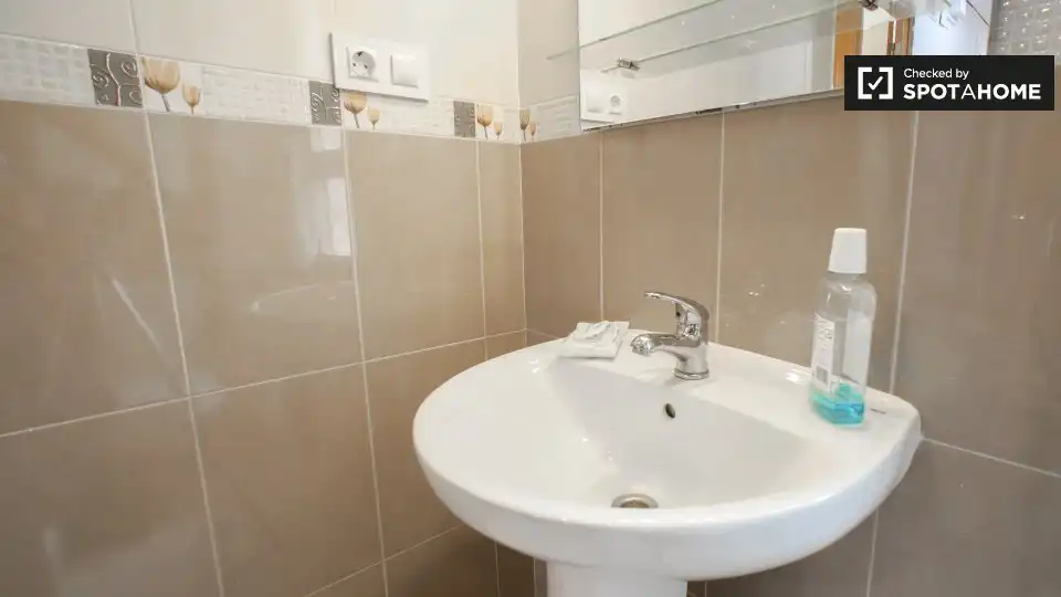Baño de Piso de alquiler en Valencia con Aire acondicionado, Calefacción y Amueblado