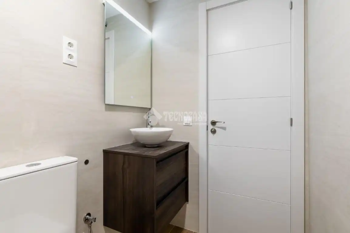 Bathroom of Flat for sale in Madrid