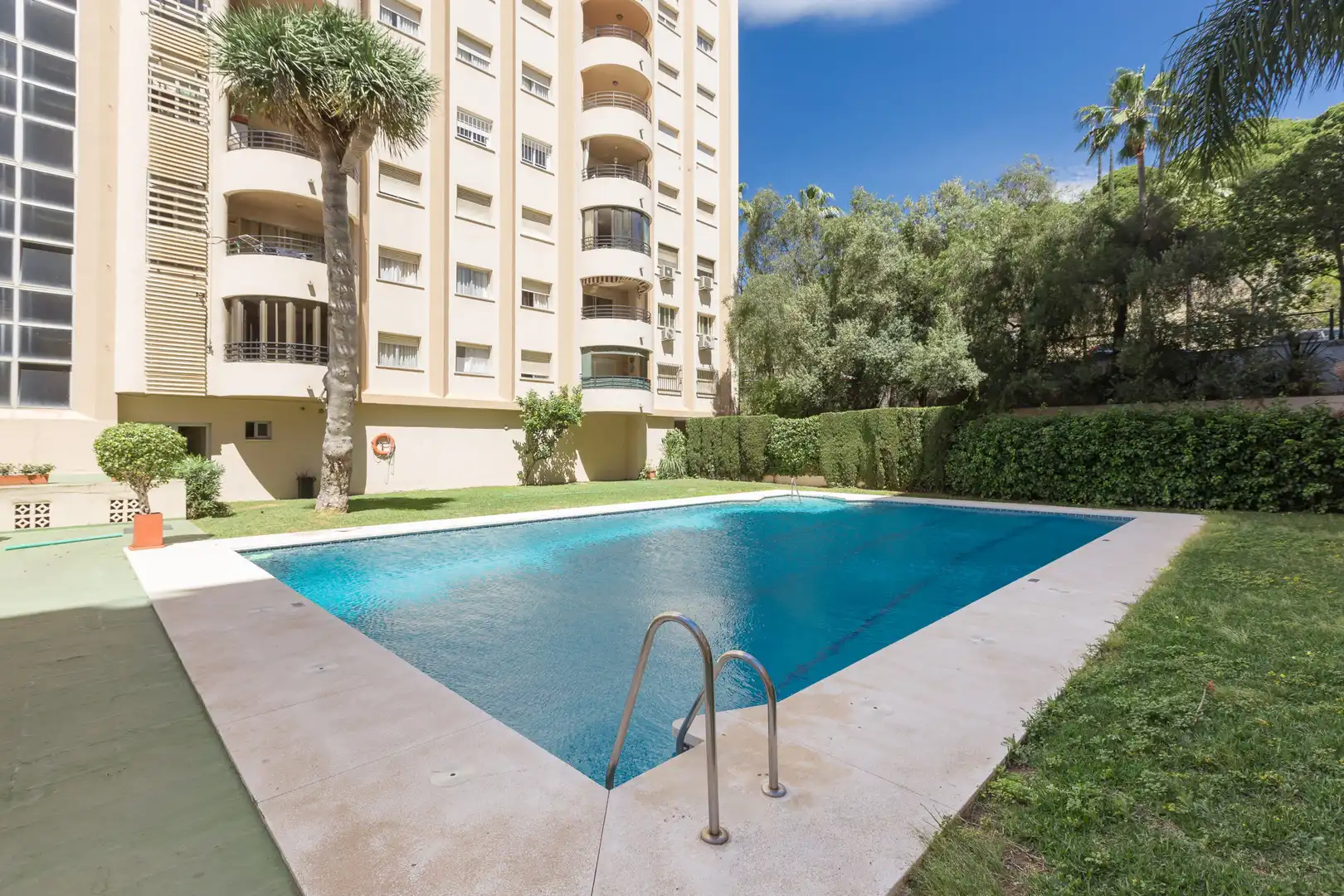 Swimming pool of Flat for sale in Marbella  with Air Conditioner, Terrace and Community pool