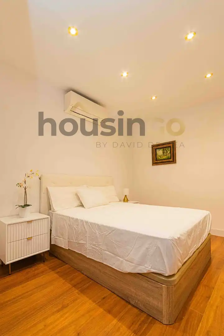 Bedroom of Flat for rent in Madrid  with Air Conditioner, Heating and Furnished