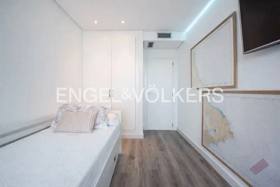 Schlafzimmer von Dachboden zum Verkauf in Oliva mit Klimaanlage, Heizung und Terrasse