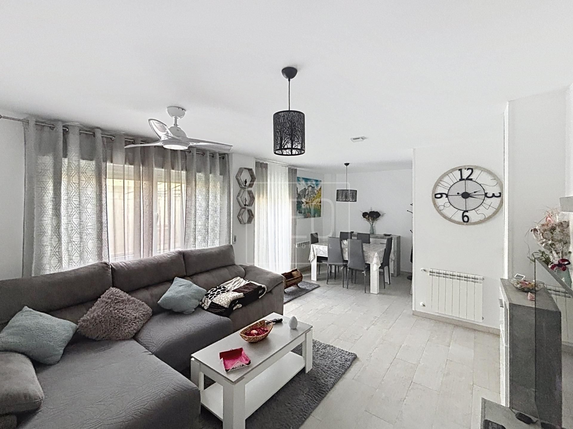 Living room of Single-family semi-detached for sale in Moraleja de Enmedio  with Heating and Storage room