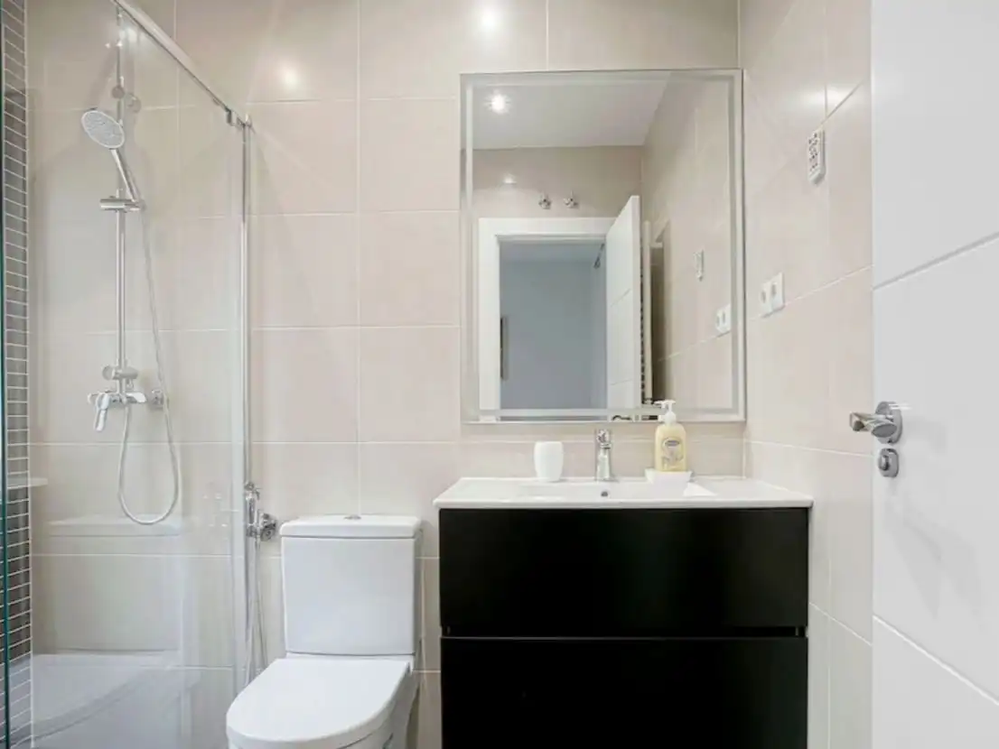 Badezimmer von Wohnungen zur Miete in Marbella mit Klimaanlage, Parkett und Möbliert