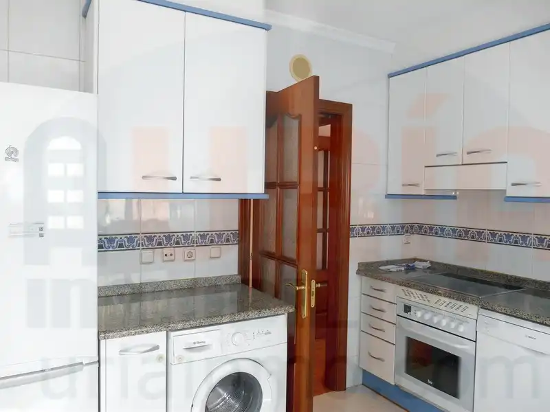 Küche von Wohnung zur Miete in Oviedo  mit Heizung, Abstellraum und Ofen