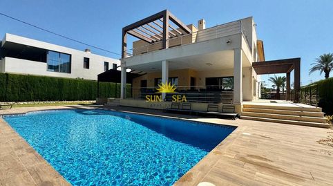 iexclVILLA DE LUJO EN VENTA EN CABO ROIG!Te presentamos esta impresionante villa independiente en Cabo Roig, una de las zonas maac