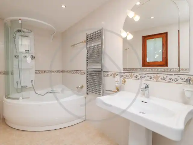 Badezimmer von Haus oder Chalet zum Verkauf in Palafrugell mit Klimaanlage, Heizung und Privatgarten