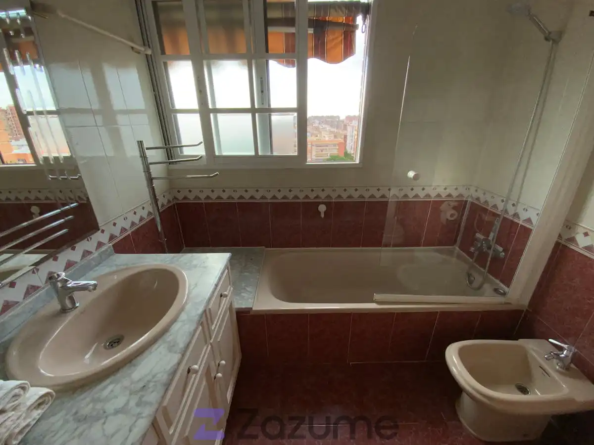Badezimmer von Wohnung zur Miete in Valencia mit Klimaanlage, Heizung und Terrasse