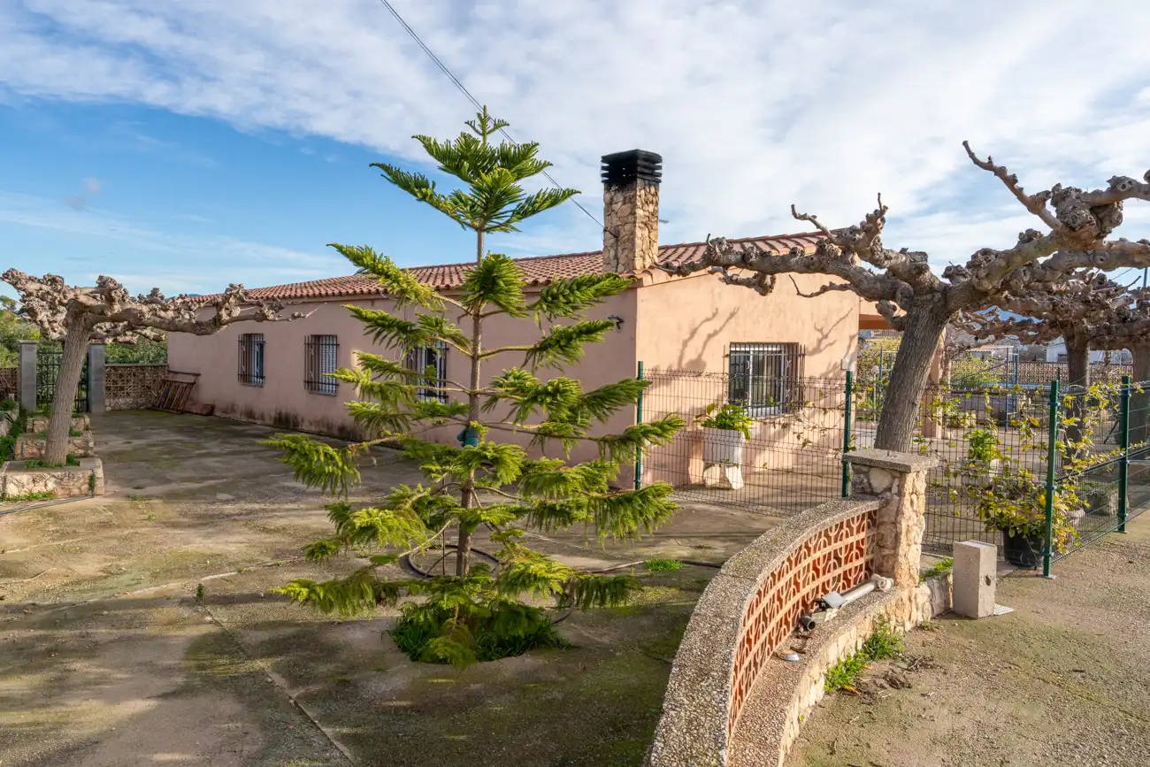 Außenansicht von Country house zum Verkauf in Tortosa mit Privatgarten, Schwimmbad und Internet