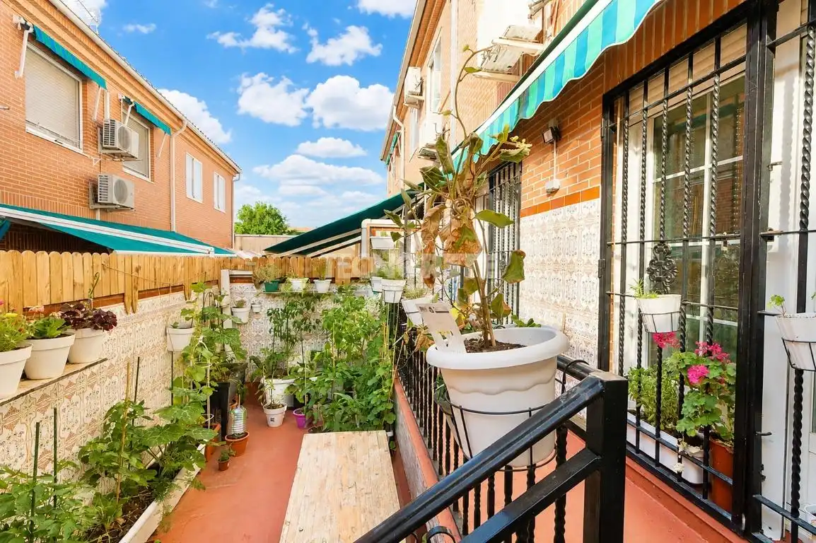 Terrasse von Einfamilien-Reihenhaus zum Verkauf in Toledo mit Klimaanlage, Heizung und Privatgarten