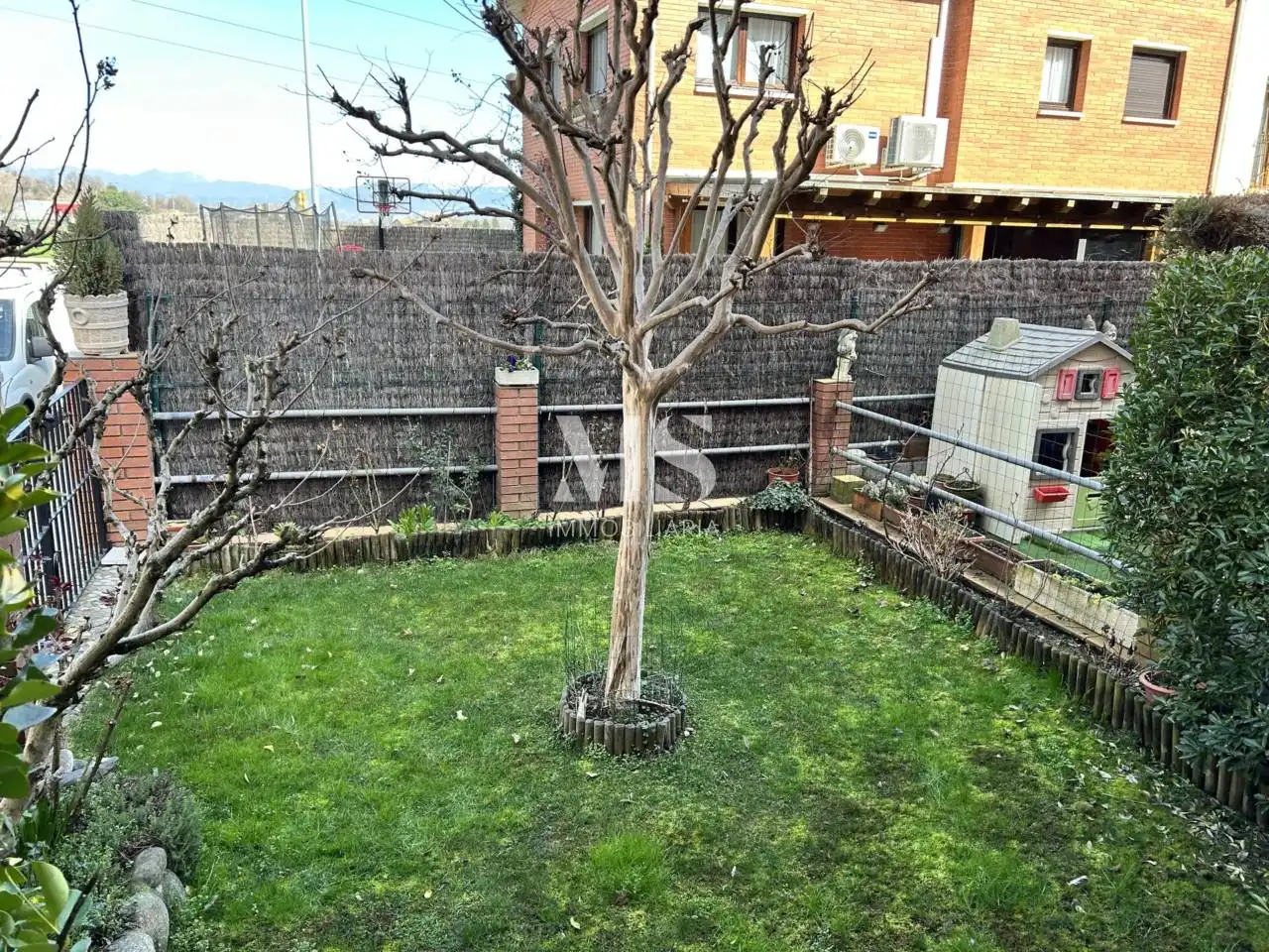 Jardí de Casa adosada en venda en Vic amb Aire condicionat, Calefacció i Jardí privat