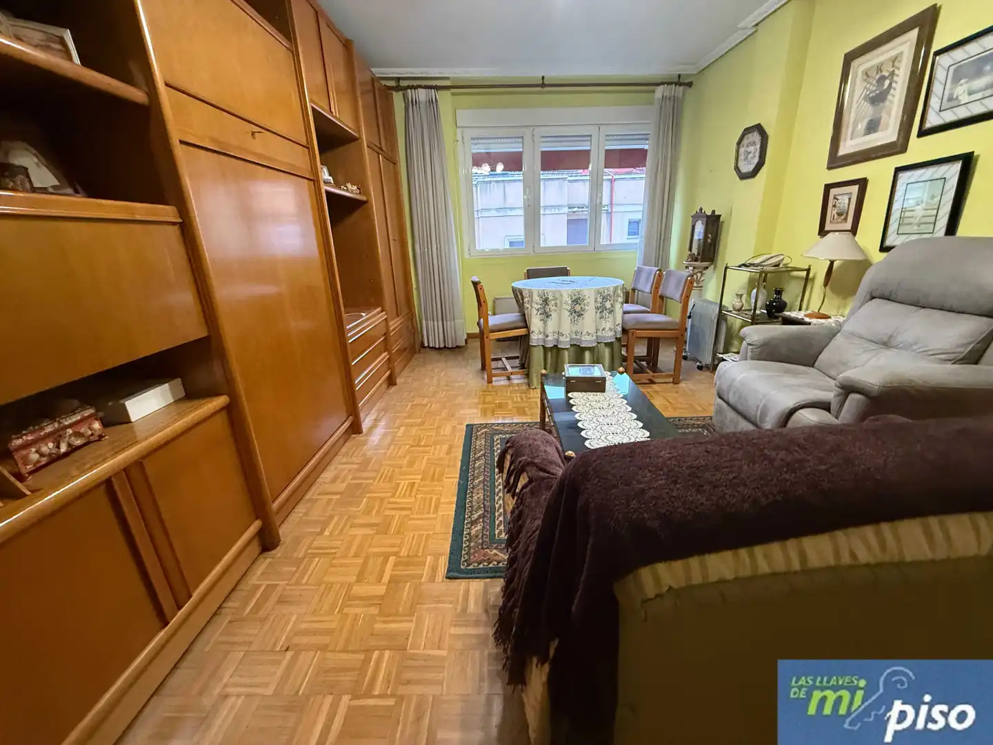 Living room of Flat for sale in Valladolid  with Heating, Parquet flooring and Furnished