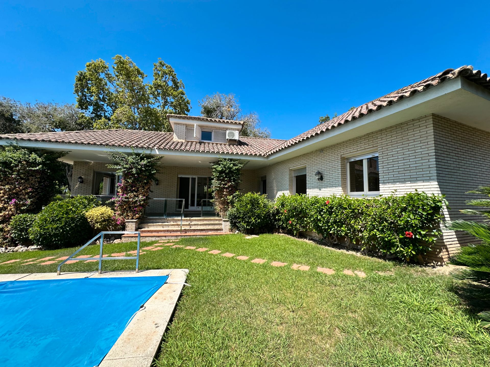 Vista exterior de Casa o xalet en venda en Cambrils amb Aire condicionat, Calefacció i Jardí privat
