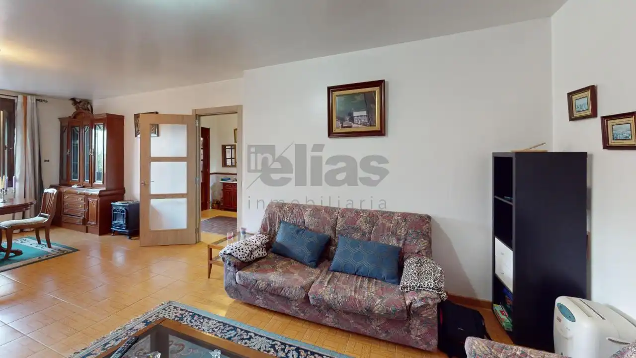 Sala d'estar de Casa o xalet en venda en Zas amb Calefacció, Jardí privat i Traster