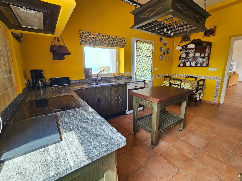 Cuina de Casa o xalet en venda en Torrox amb Aire condicionat, Jardí privat i Terrassa