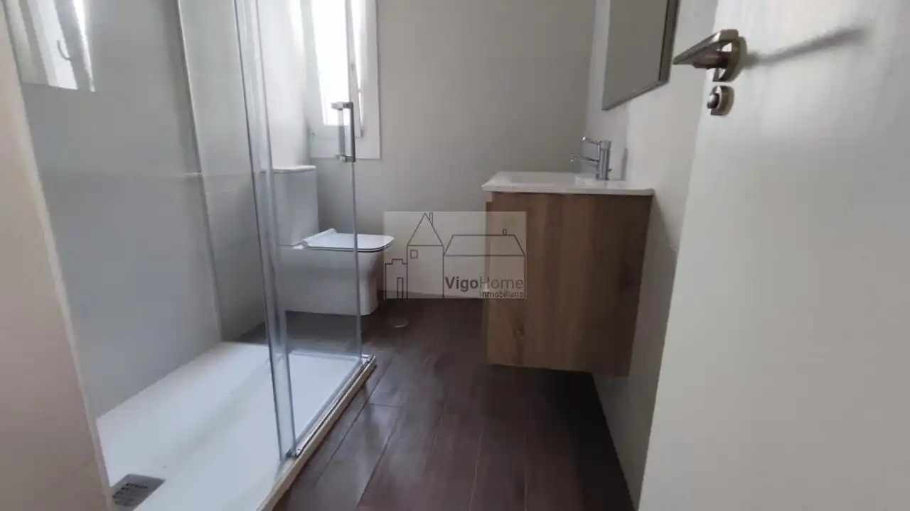 Bathroom of Flat for rent in Vigo   with Heating and Storage room