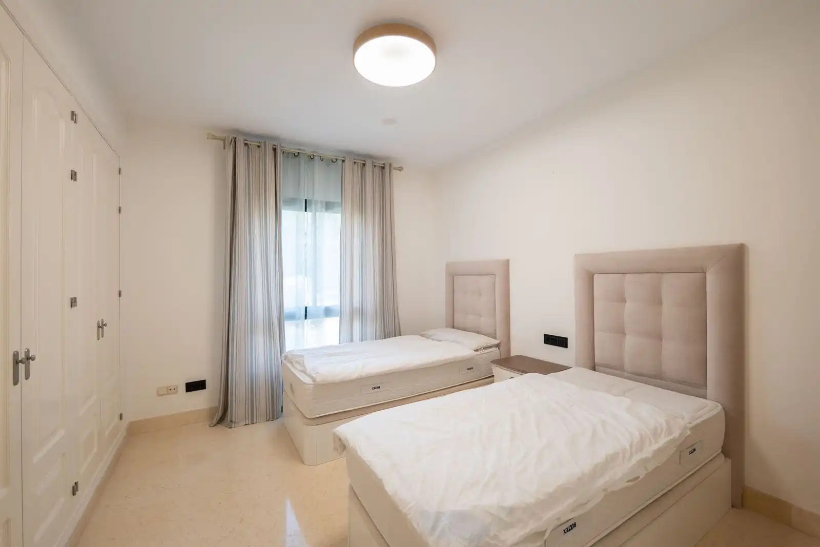 Schlafzimmer von Wohnung zur Miete in Benahavís mit Klimaanlage, Privatgarten und Terrasse