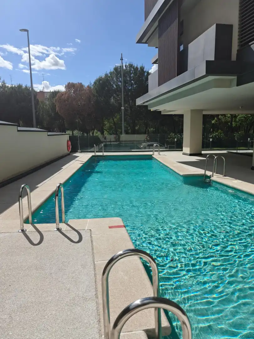 Piscina de Pis en venda en Madrid amb Aire condicionat, Calefacció i Terrassa