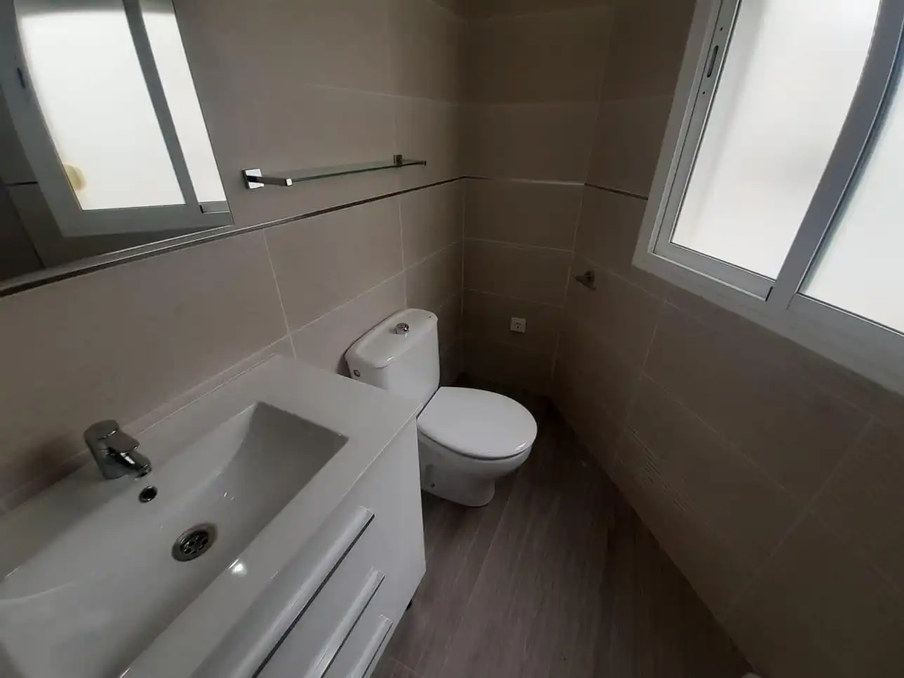 Baño de Ático en venta en Dos Hermanas con Aire acondicionado, Terraza y Alarma