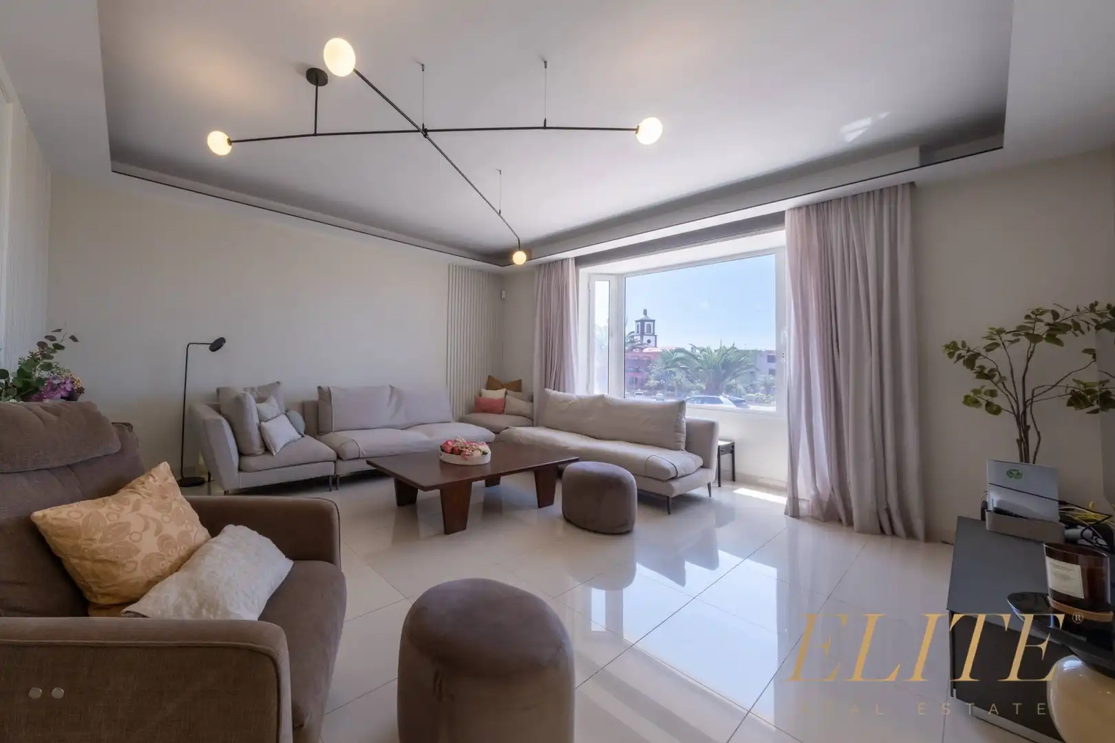 Sala d'estar de Casa adosada en venda en San Bartolomé de Tirajana amb Aire condicionat, Jardí privat i Terrassa