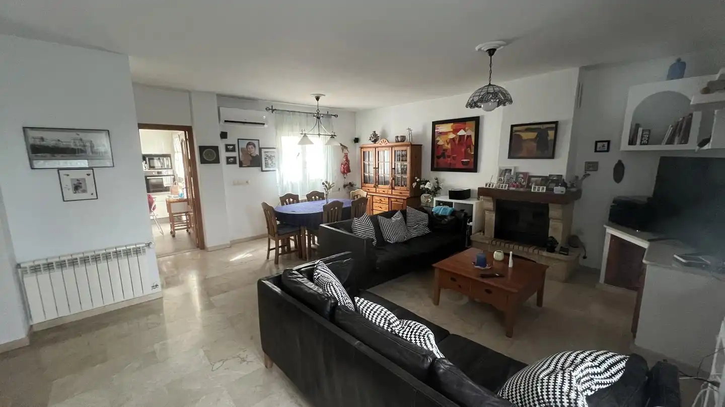 Sala d'estar de Casa o xalet en venda en Montequinto amb Jardí privat, Terrassa i Piscina comunitària
