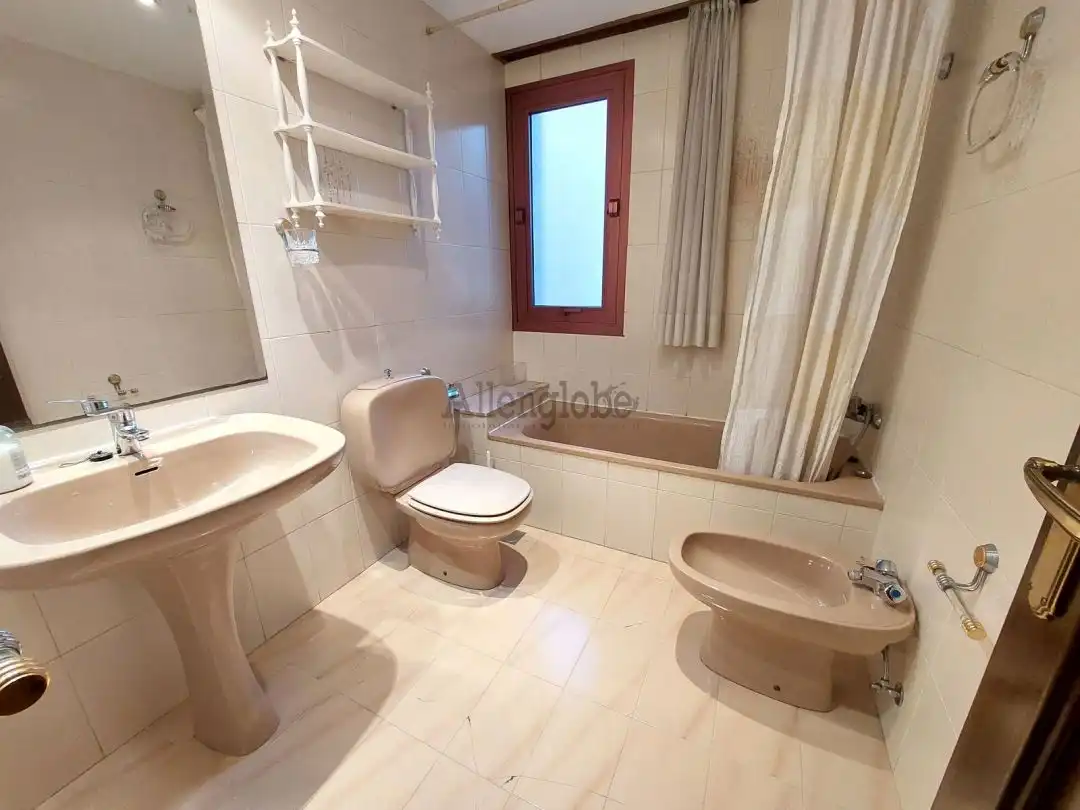Bathroom of Flat for rent in Oviedo   with Heating