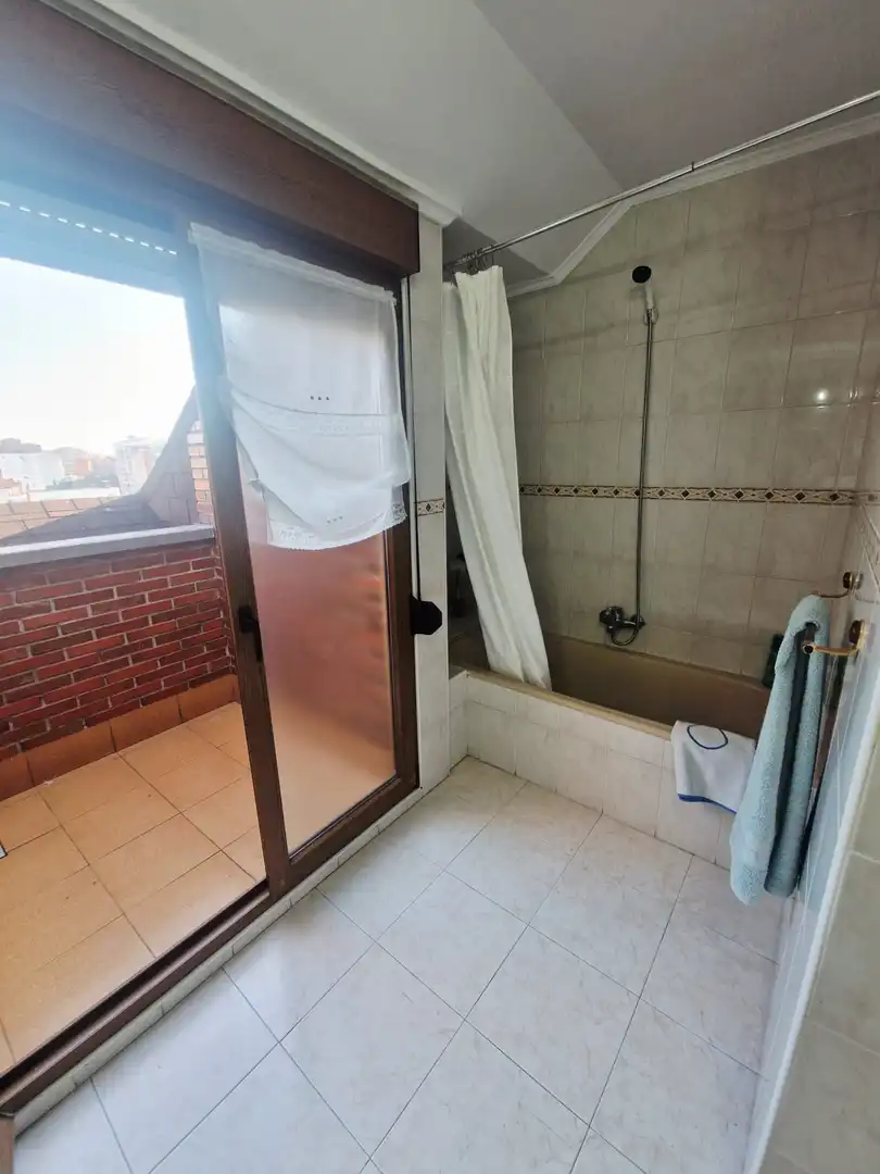 Bany de Pis en venda en Avilés amb Calefacció, Parquet i Terrassa