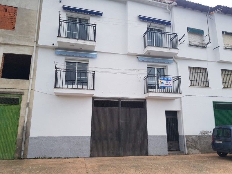 Vista exterior de Casa o xalet en venda en Barrado amb Calefacció, Jardí privat i Traster