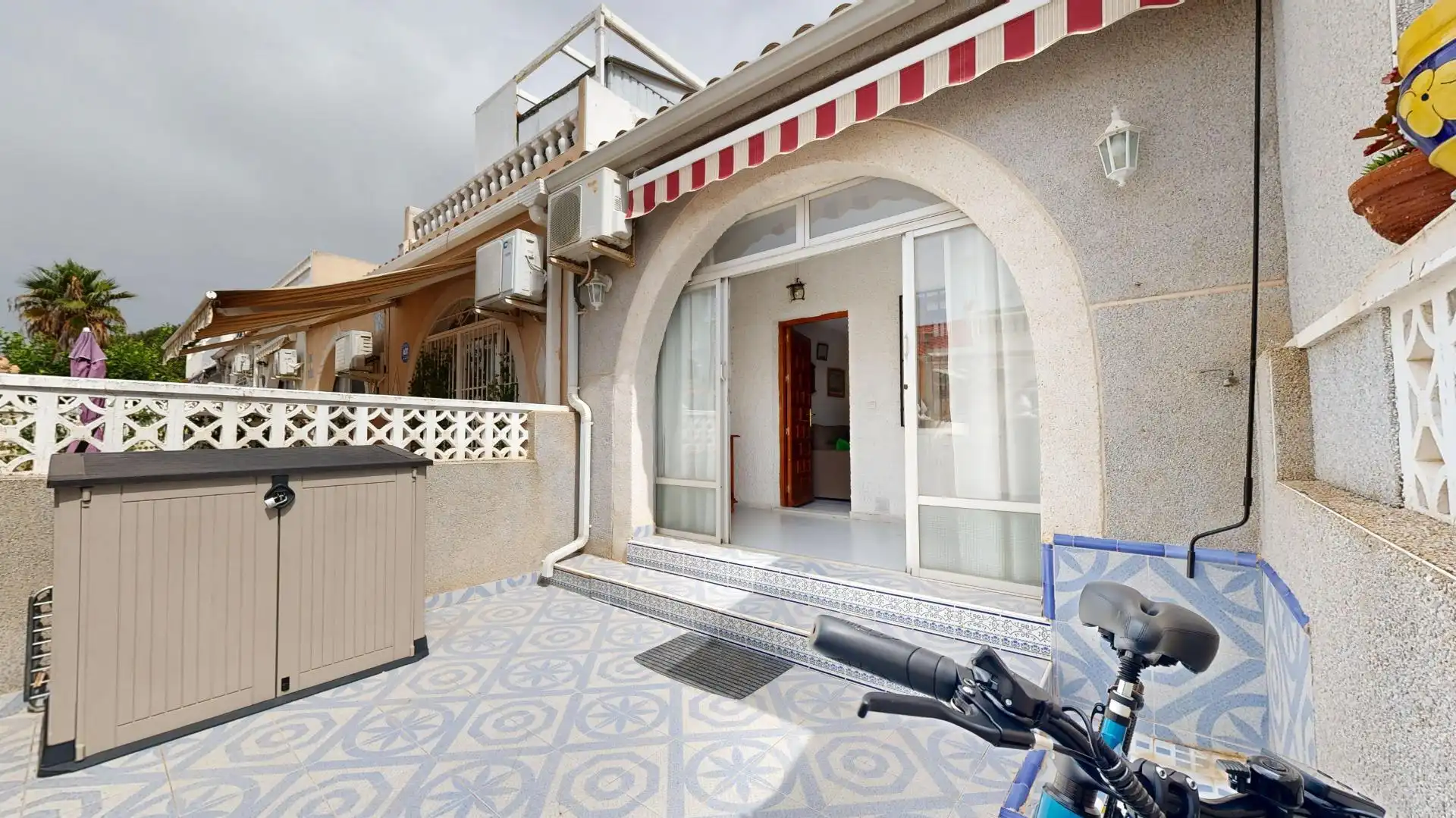 Vista exterior de Casa adosada en venda en Torrevieja amb Aire condicionat i Terrassa