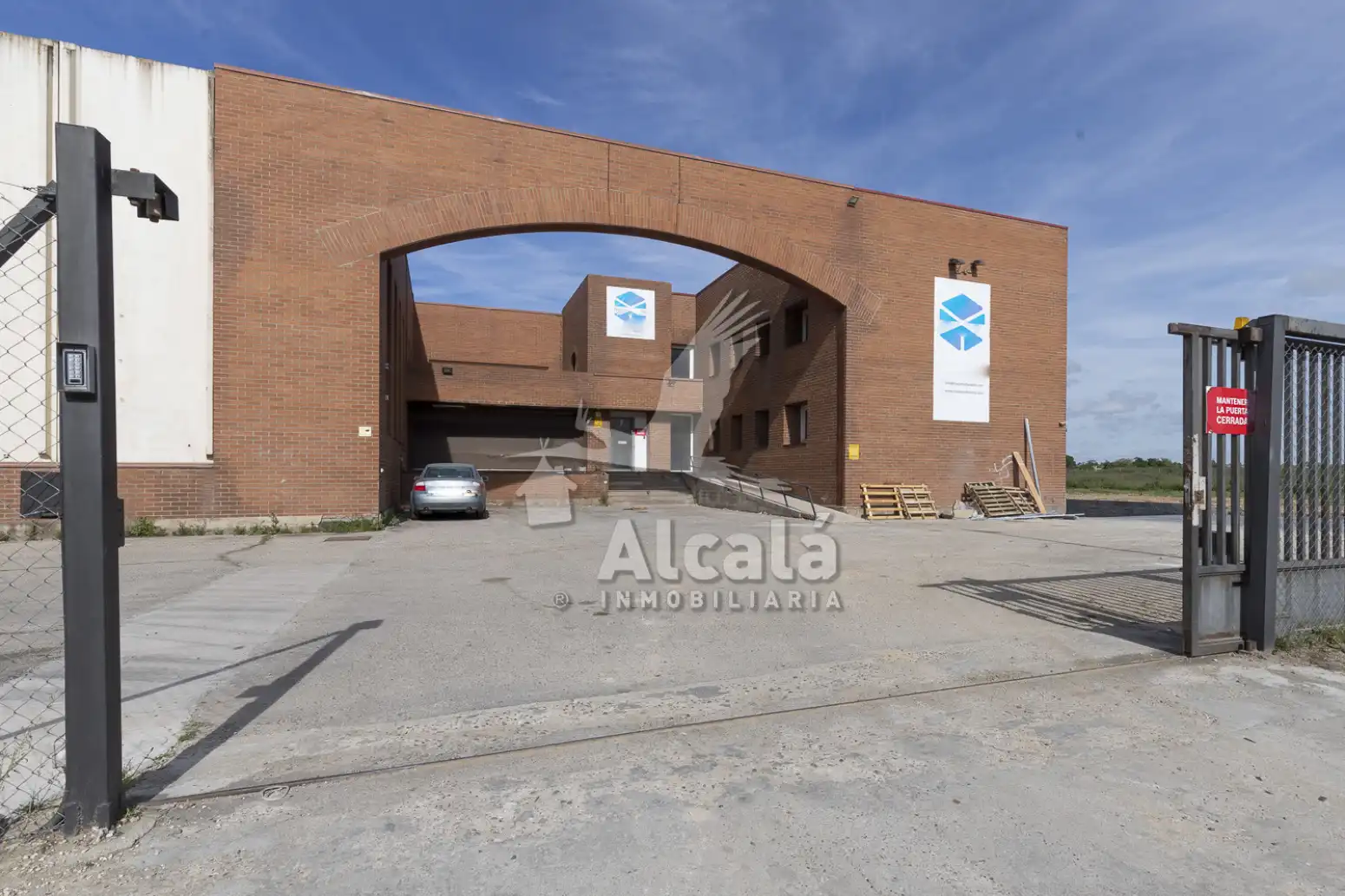 Vista exterior de Nave industrial en venta en Alcalá de Henares