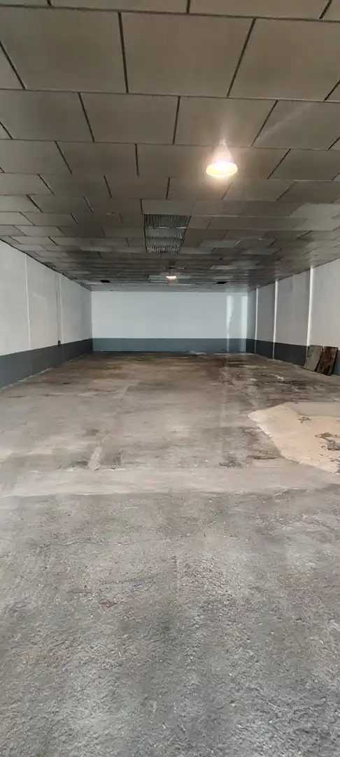 Parkplatz von Fabrikhallen zur Miete in Villares de la Reina