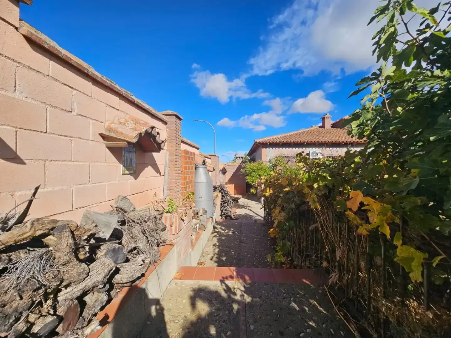 Vista exterior de Casa o xalet en venda en Navahermosa amb Aire condicionat, Piscina i Balcó
