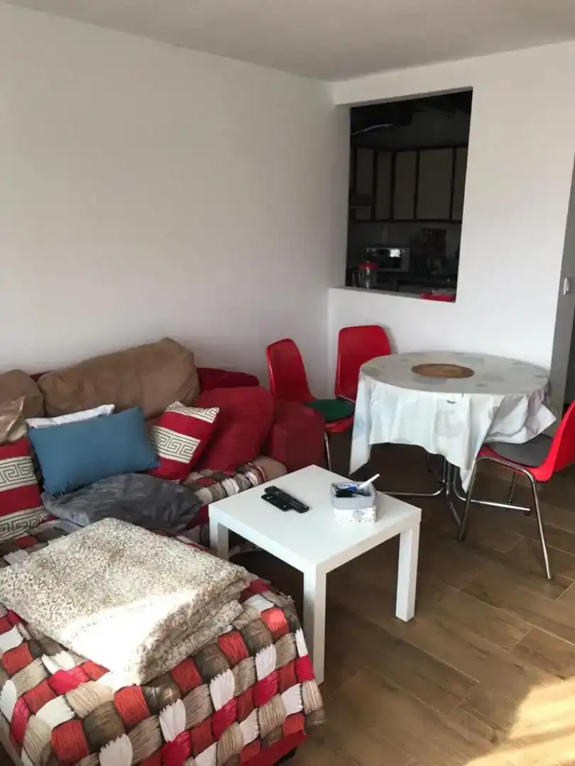 Sala de estar de Casa adosada de alquiler en Benavides con Jardín privado, Parquet y Amueblado