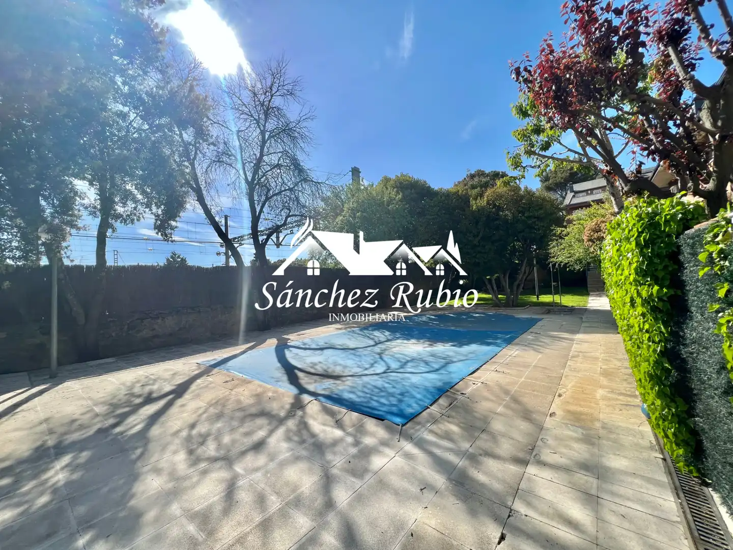 Schwimmbecken von Einfamilien-Reihenhaus zur Miete in Torrelodones mit Heizung, Privatgarten und Parkett