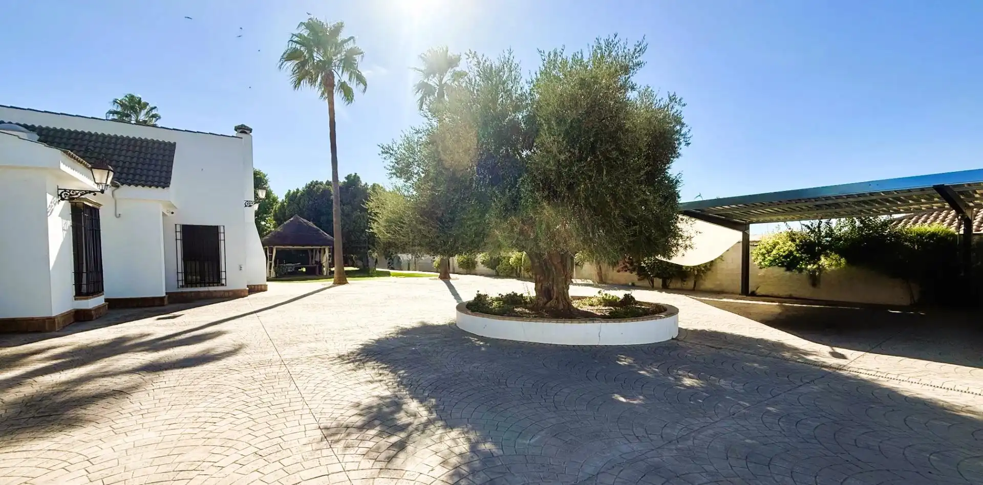 Vista exterior de Casa o xalet en venda en La Rinconada amb Aire condicionat, Jardí privat i Piscina